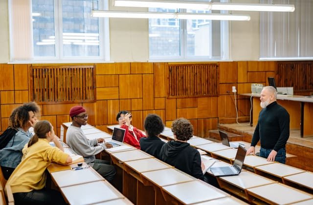 Turma acompanhando uma aula em anfiteatro
