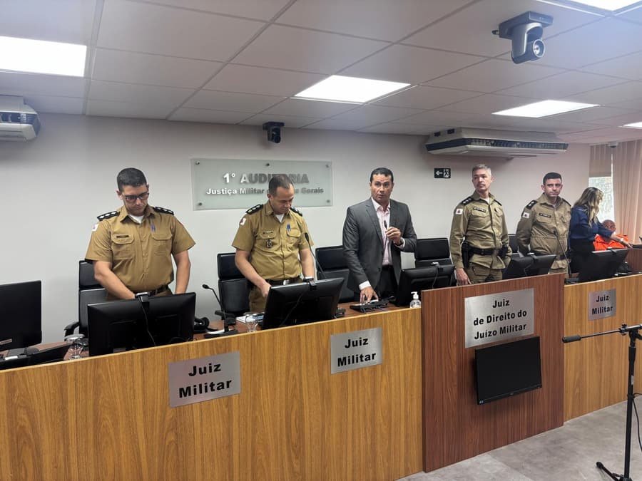 Sessão na Justiça Militar de Minas Gerais